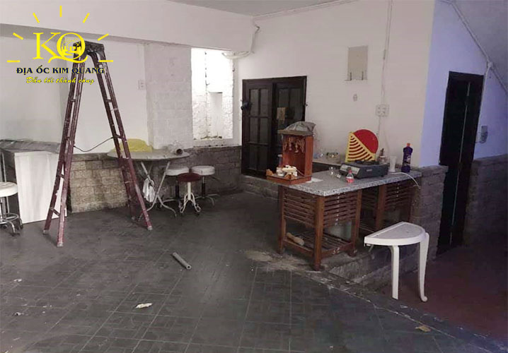 Khu vực nhà bếp bên trong biệt thự cho thuê đường Trương Định quận 3 đang sửa chữa