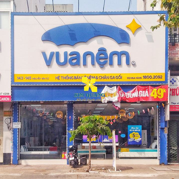 Hình chụp phía trước tòa nhà cho thuê mặt tiền đường Nguyễn Văn Cừ