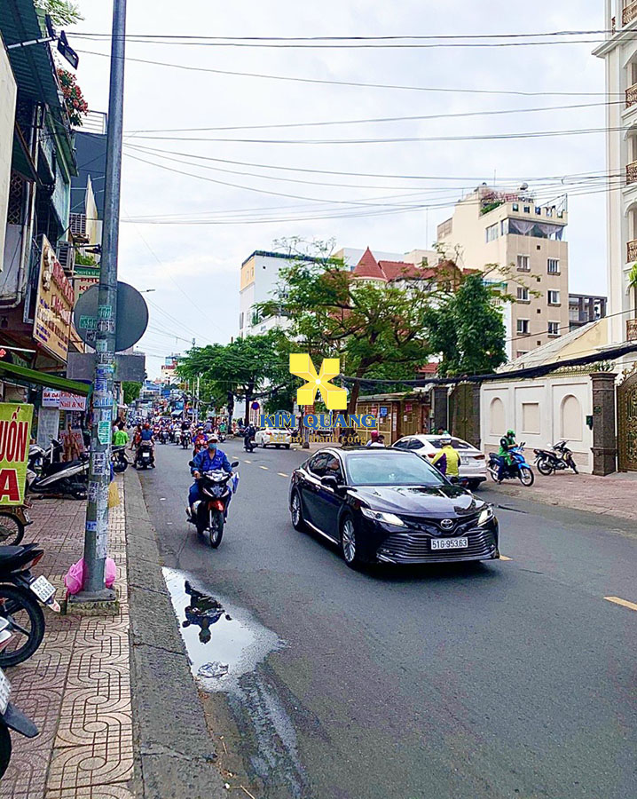 Con đường phía trước mặt bằng cho thuê đường Nguyễn Thông