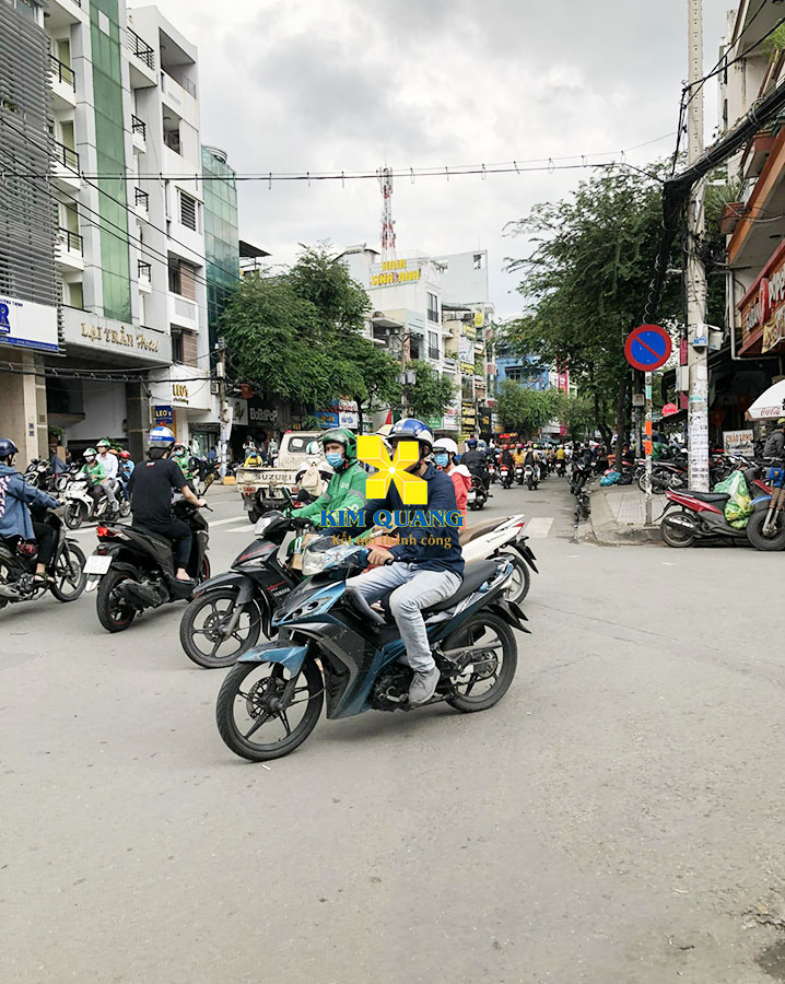 Con đường phía trước tòa nhà cho thuê đường Nguyễn Gia Trí