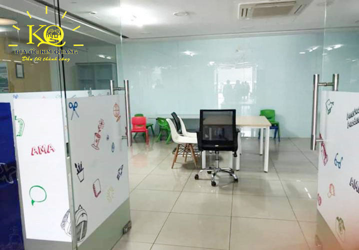 Một góc văn phòng làm việc tại tòa nhà cho thuê đường Nguyễn Văn Cừ quận 5 