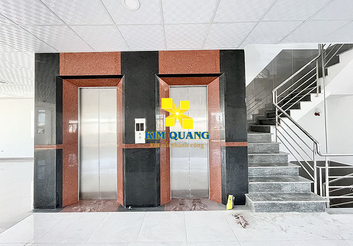 Hệ thống 2 thang máy của tòa nhà văn phòng đường Nguyễn Đình Chính