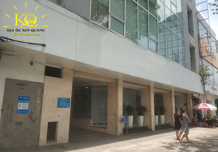 Phía trước tòa nhà văn phòng cho thuê nguyên căn đường Nguyễn Thái Học quận 1 