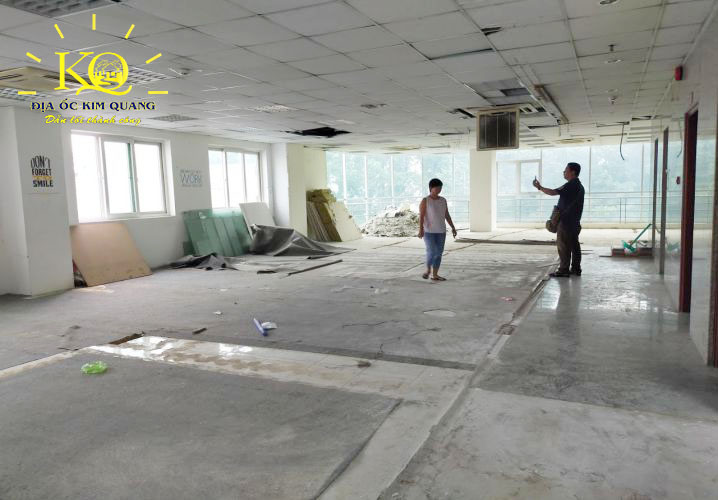 Diện tích trống đang thi công bên trong tòa nhà cho thuê đường Nguyễn Thị Minh Khai quận 1