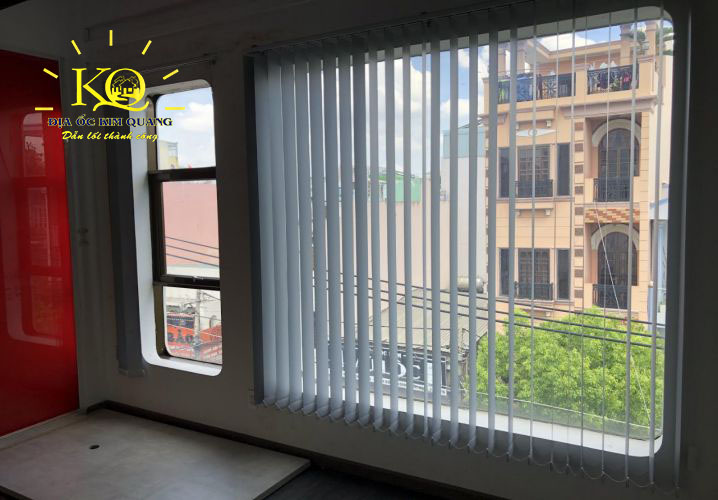 Cửa sổ bên trong một văn phòng của tòa nhà cho thuê nguyên căn đường Vạn Kiếp quận Bình Thạnh 