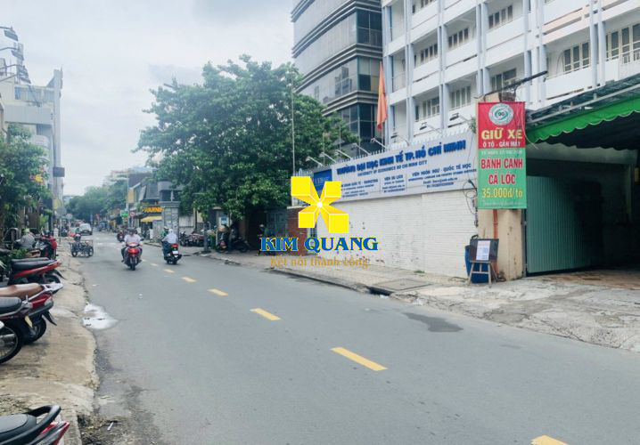 Con đường phía trước nhà cho thuê nguyên căn đường Nguyễn Văn Thủ 