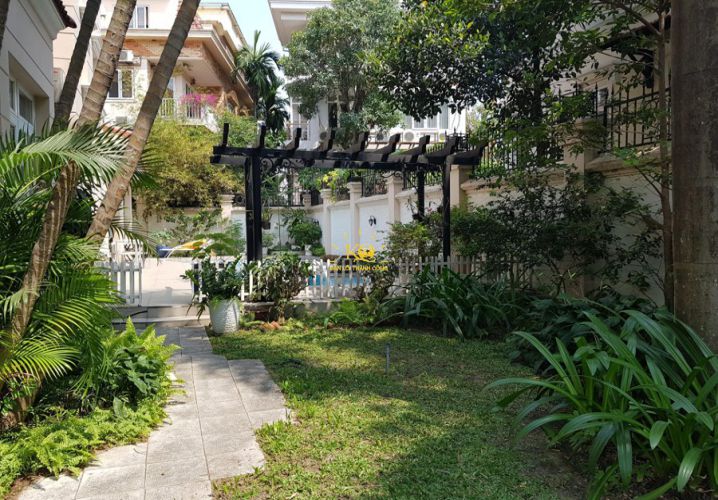 Sân vườn nhà cho thuê khu biệt thự Kim Sơn phường Thảo Điền quận 2