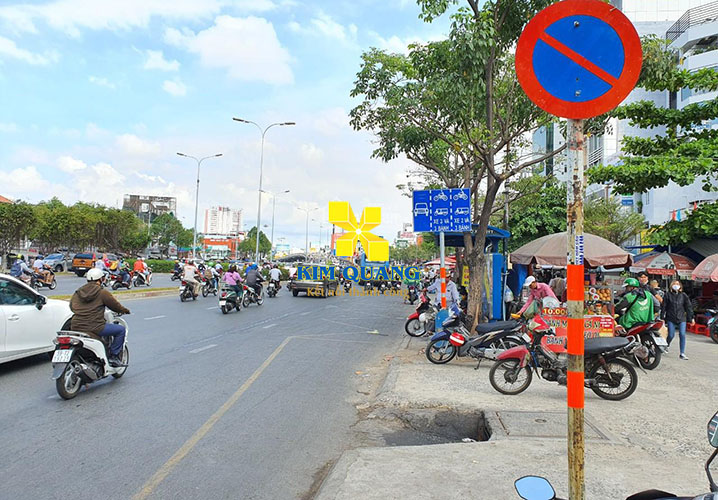 Con đường phía trước tòa nhà cho thuê nguyên căn đường Điện Biên Phủ