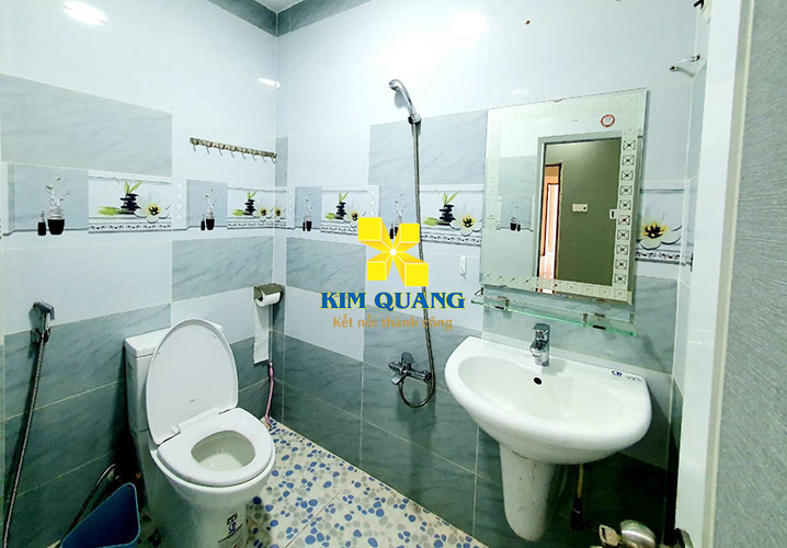 Toilet của tòa nhà văn phòng đường Nguyễn Khắc Nhu