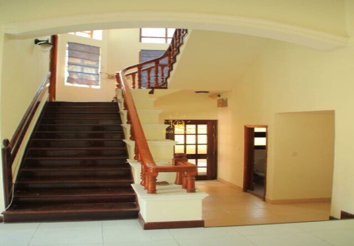 Cầu thang bên trong nhà cho thuê nguyên căn phường Thảo Điền quận 2