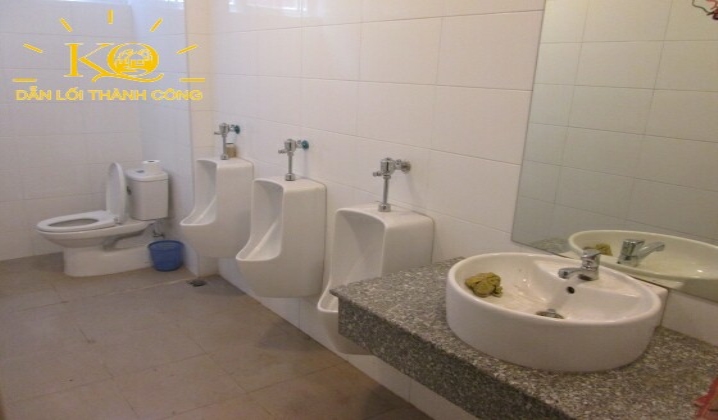 Khu vệ sinh riêng dành cho nam thoáng đầy đủ tiện nghi.