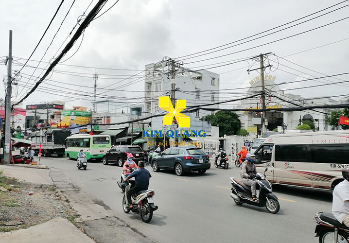 Tình hình giao thông phía trước mặt bằng cho thuê đường Lê Văn Việt