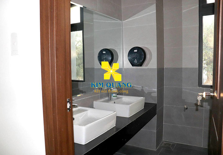 Toilet của tòa nhà cho thuê đường Bạch Mã quận 10