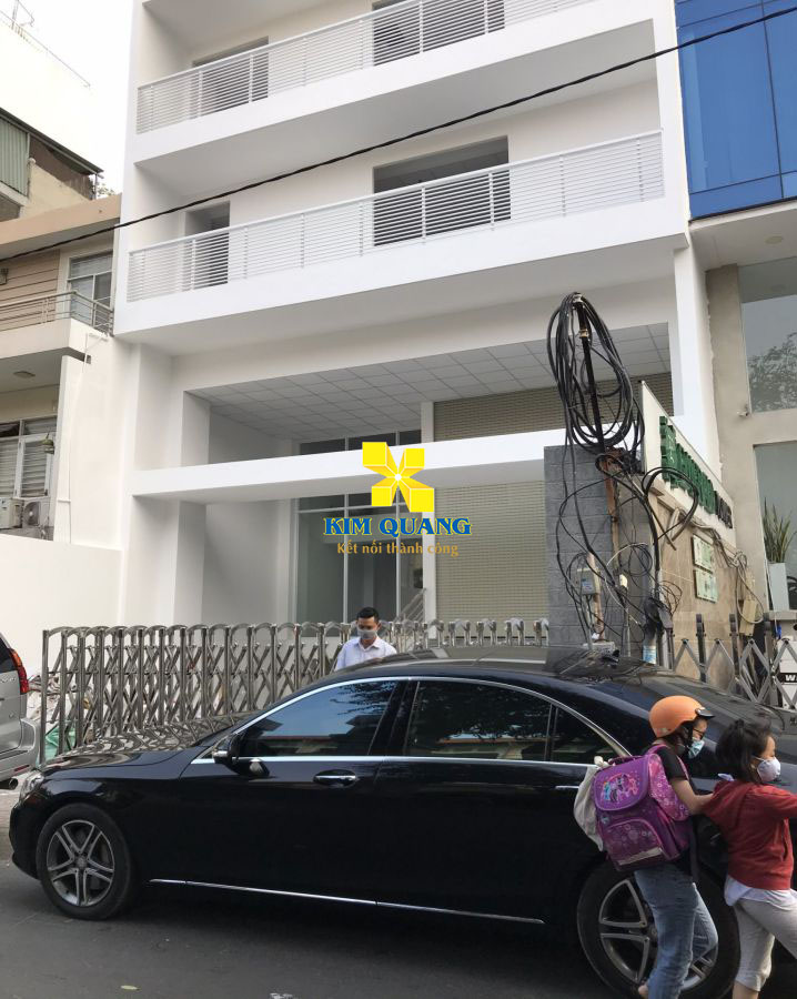 Cổng trước cho thuê tòa nhà văn phòng đường Huỳnh Tịnh Của