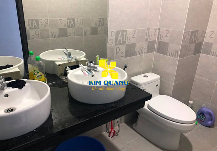 Toilet của tòa nhà văn phòng đường Nguyễn Văn Tăng