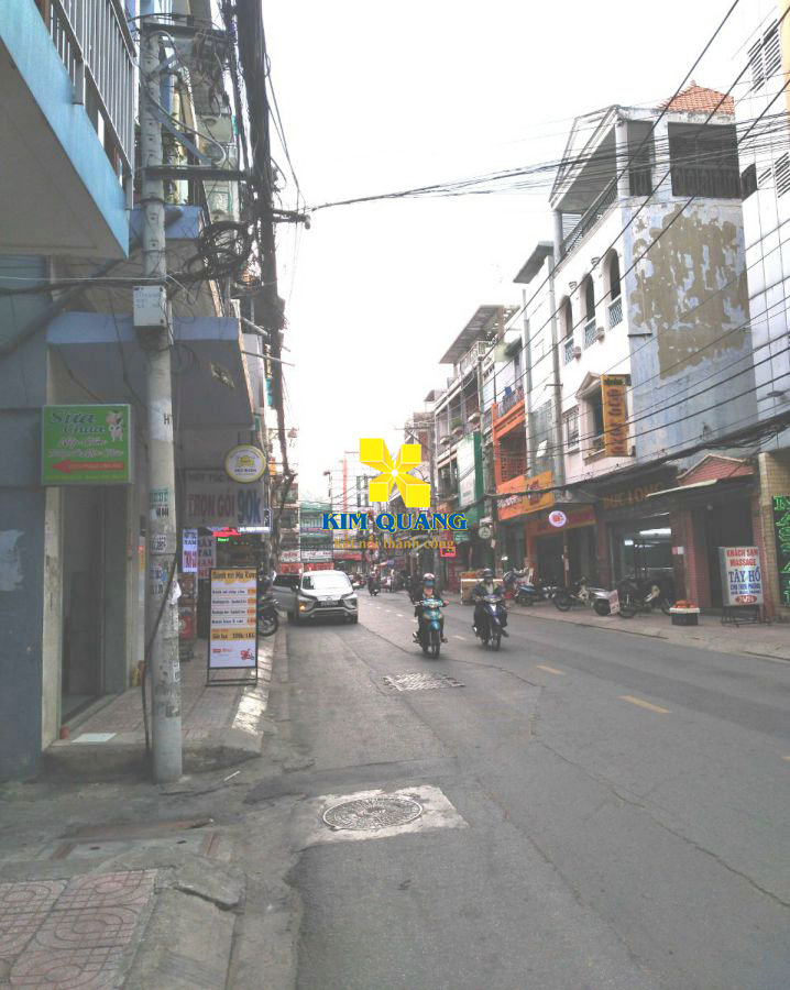 Đoạn đường trước tòa nhà cho thuê đường Phạm Văn Hai