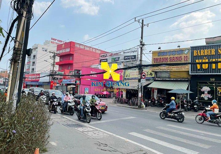 Tình hình giao thông phía trước tòa nhà cho thuê Thủ Đức đường Lê Văn Việt