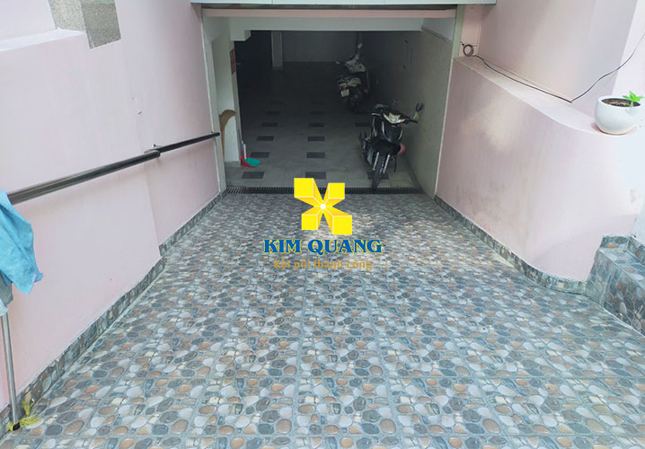 Lối xuống hầm giữ xe của tòa nhà văn phòng đường Phạm Ngọc Thạch