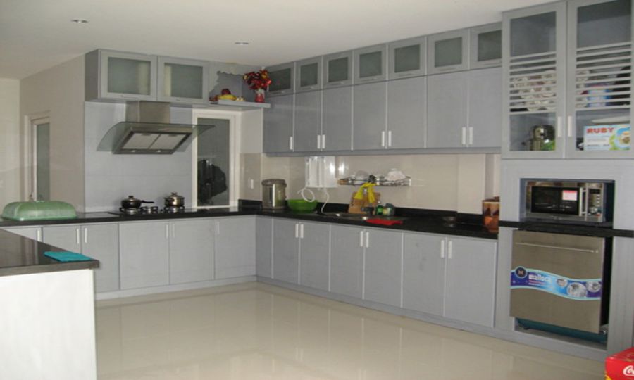 Nhà bếp với tông màu xám và trắng