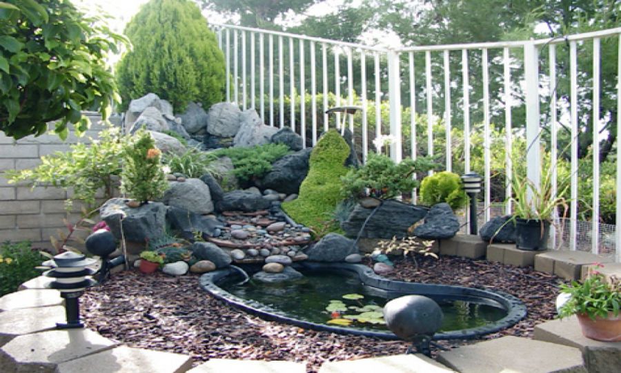 Thiết kế sân vườn với những vật liệu tự nhiên như gỗ, đá, sỏi hoặc các loại gạch.