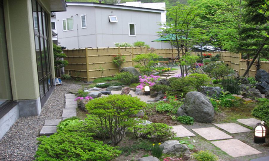 Thiết kế sân vườn với các loại cây cảnh tự nhiên