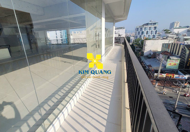Hình chụp ban công của tòa nhà cho thuê nguyên căn đường Nguyễn Thị Thập