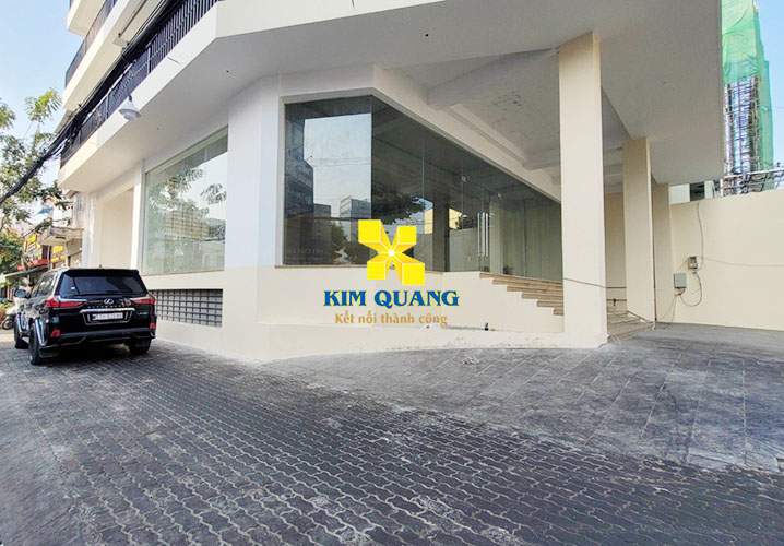 Khuôn viên sân bên ngoài tòa nhà văn phòng cho thuê đường Nguyễn Thị Thập