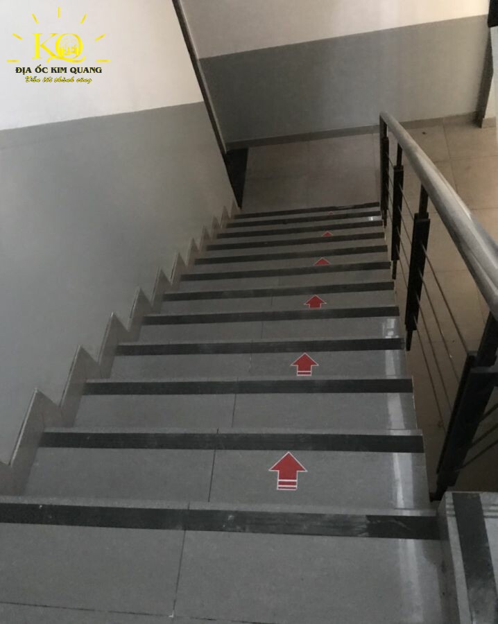Lối thang bộ tiện lợi tại tòa nhà cho thuê nguyên căn đường Nguyễn Chí Thanh